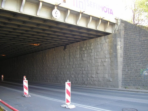 Chybějící osvětlení v podchodu pod tratí - Bohdalecká
