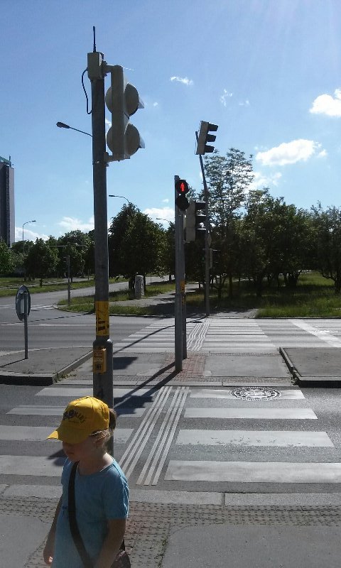 Nesladěná světelná signalizace na děleném přechodu