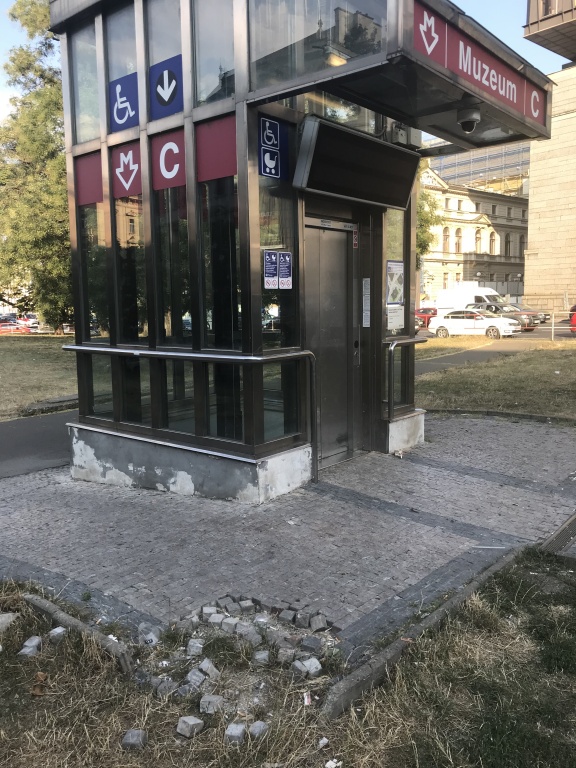 Okolí výstupu z výtahu u metra Museum se rozpadá