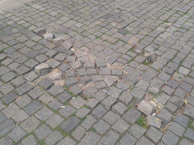 Rozbitý chodník v Londýnské