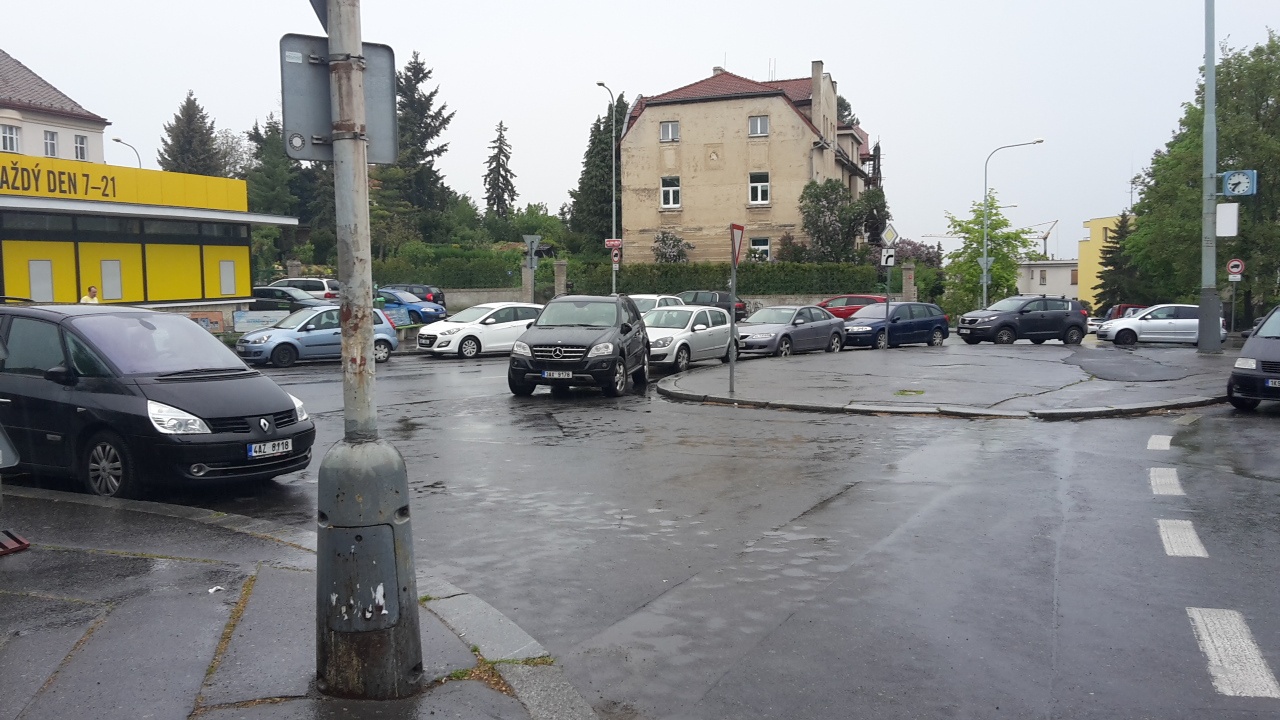 Zastaralá infrastruktura - Malvazinského náměstí - před Albertem.