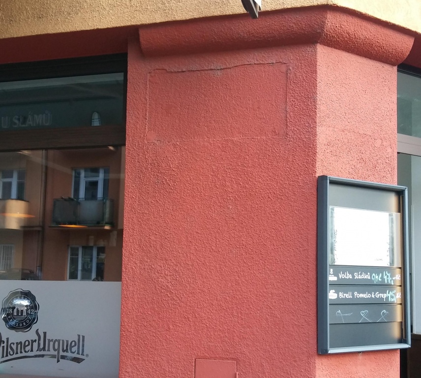 Chybějící cedule s názvem ulice Kralická