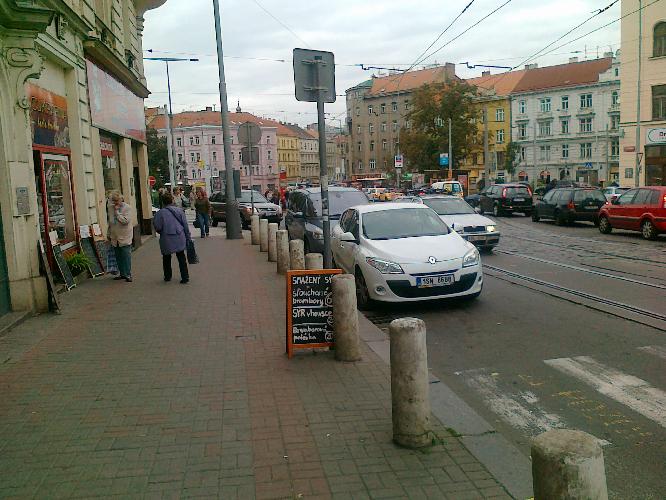 Nebezpečný přechod pro chdce na Nuselské u náměstí bratří Synků