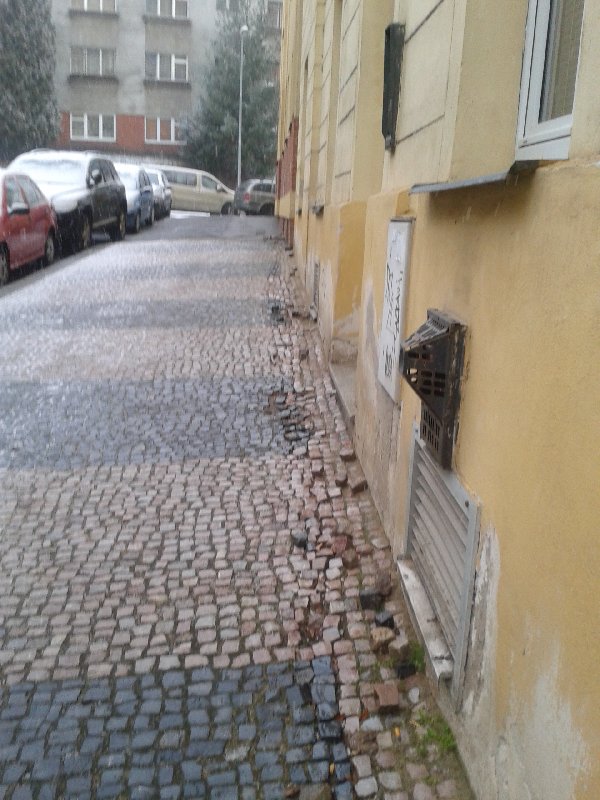 Chodník ve Výchozí ulici