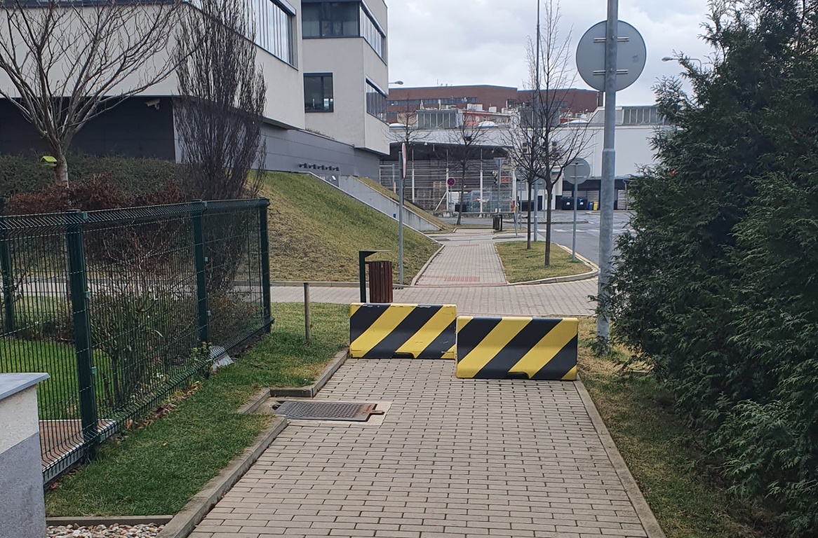 Zatarasený chodník zábranami proti vjetí motorových vozidel 