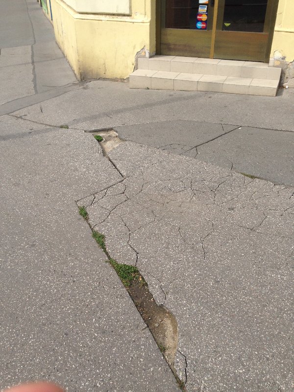 Rozpadající se asfalt před lékárnou na nám. Jiřího z Poděbrad