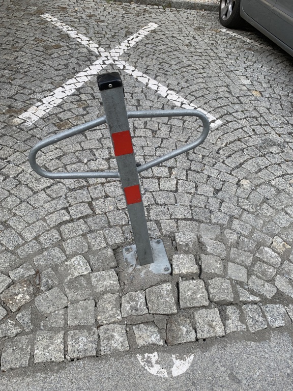 Poškozená záterasa na parkovacím stání