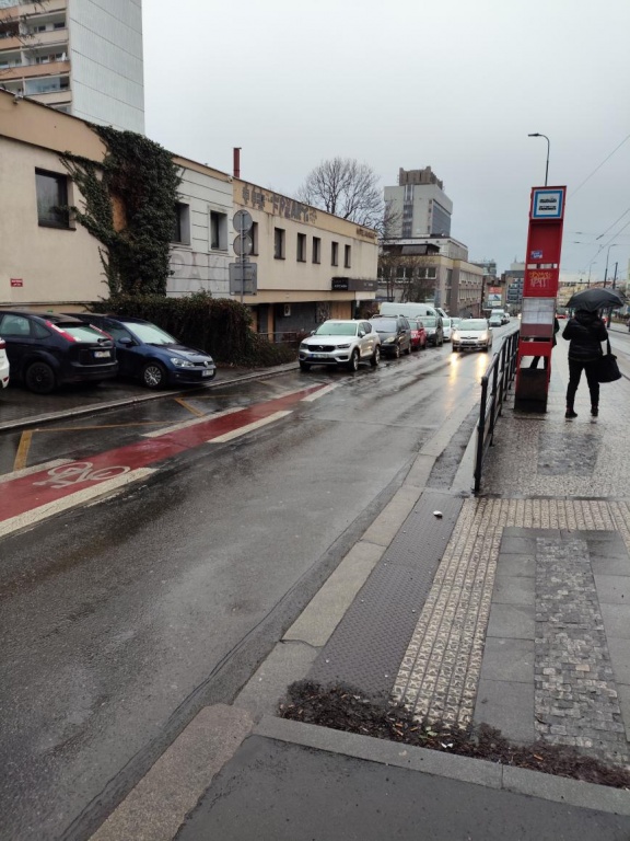 Dlouhodobá absence přechodu u tramvajové zastávky Kotorská