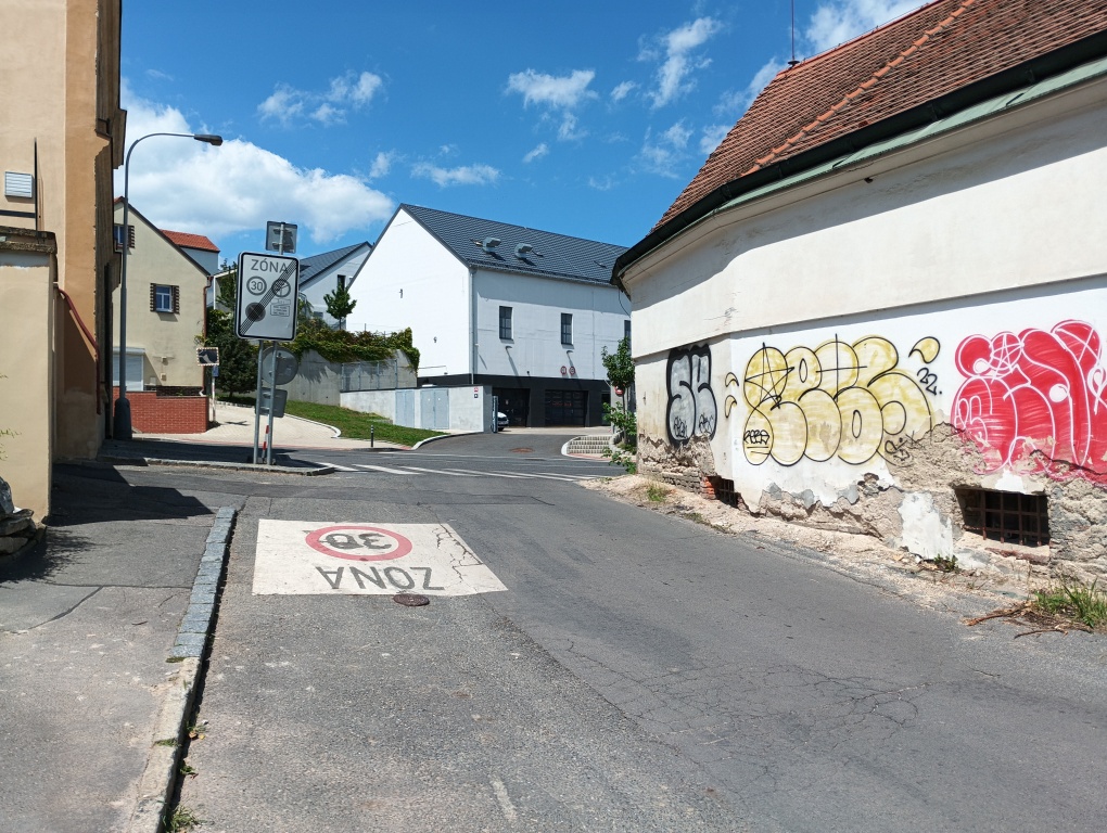 Retardér a silniční zrcadlo 