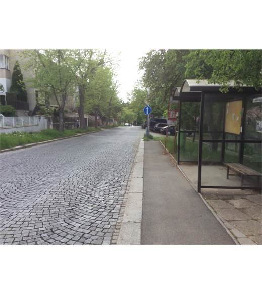 Zanedbaná autobusová zastávka Na Sklonku