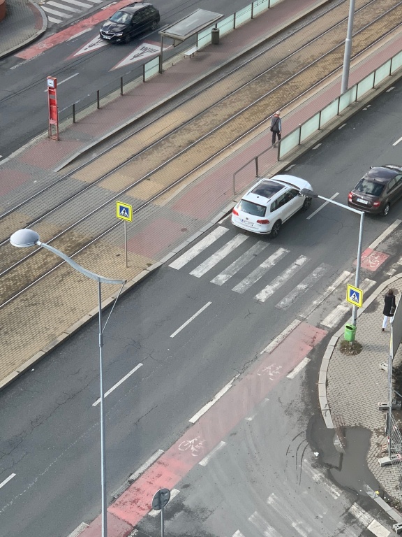 Nebezpečný přechod v Českomoravské (ze strany Harfy, tram. Ocelářská)