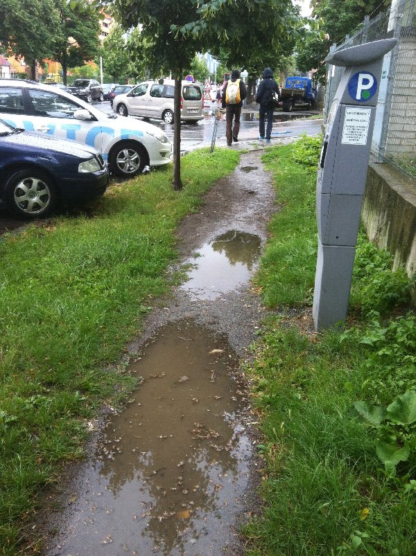 Chybí chodník – Jankovcova ul.
