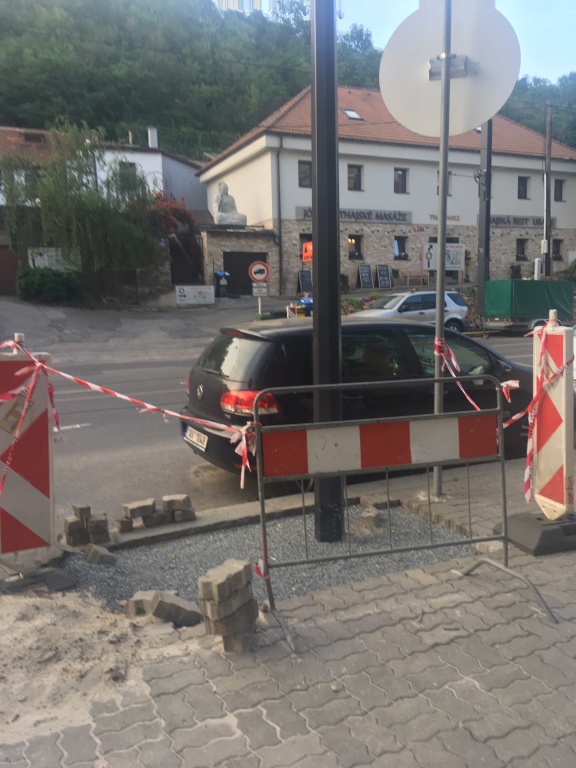 Stále nedokončená rekonstrukce osvětlení ulice U Plynárny