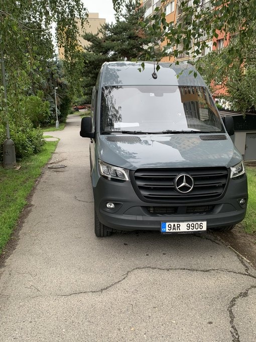 Opakované ohrožování chodců dodávkami na chodníku - z ulice Mazancova