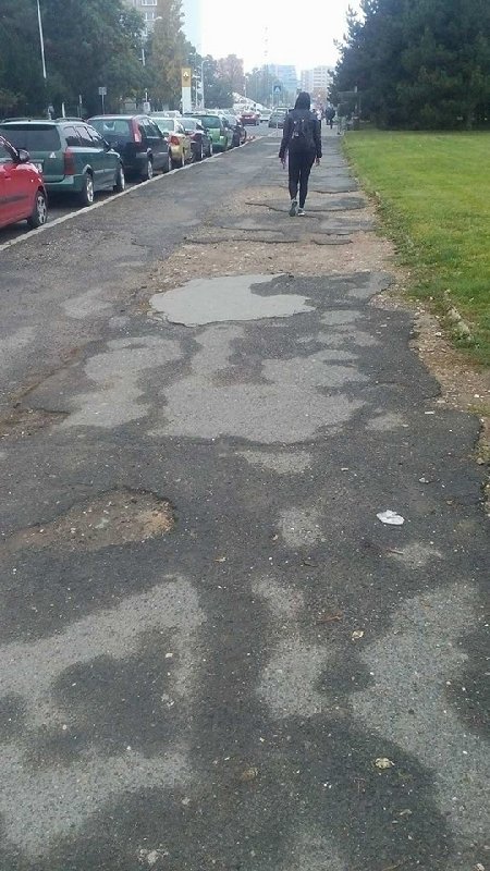 Rozbitý chodník na Lovosické, Střížkov