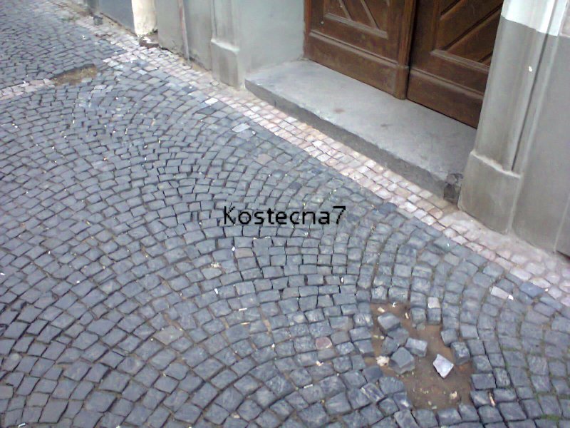 Rozbitý chodník v Kostečné ulici, Praha 1