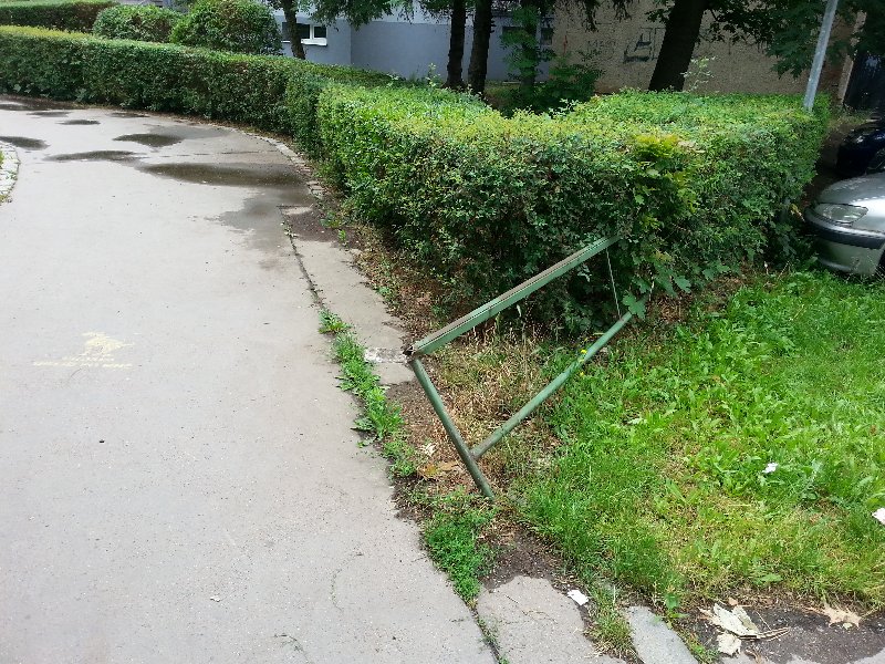 Zničené zábradlí hrozící úrazem