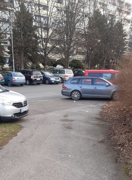 Hloupě odstraněný přechod pro chodce v Jablonecké ulici, Praha 9