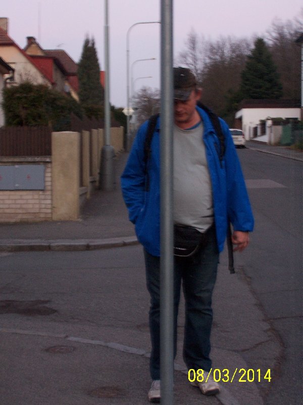 Nekontrastní barva sloupků dopravních značek na území hl. m. Phy