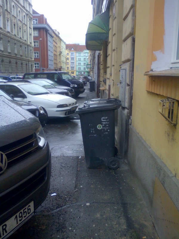 Zanedbaný chodník v ulici Orelská