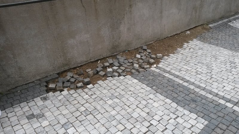 Rozbitý chodník v ulici Ke Hradu