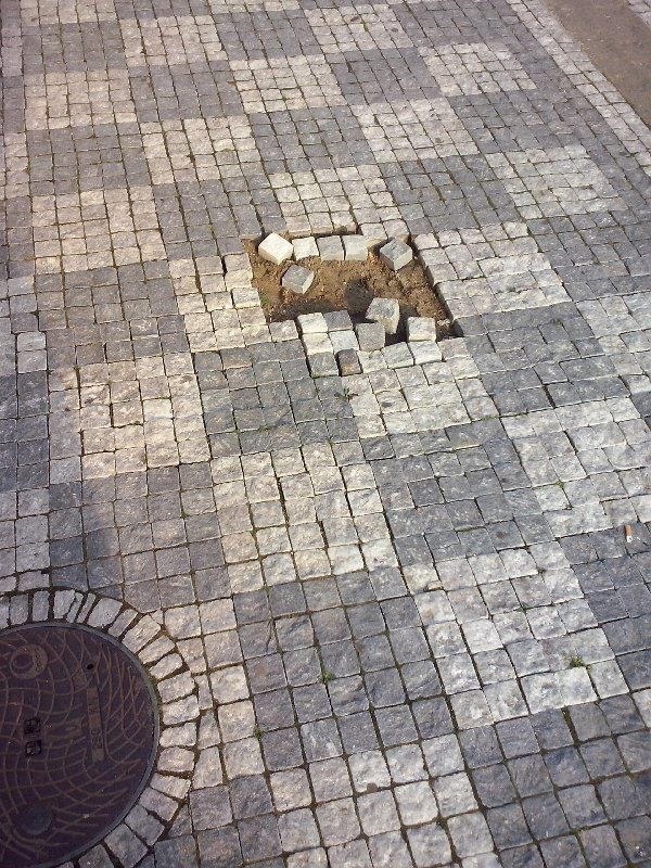 Vršovice, Francouzská - vytrhané dlažební kostky