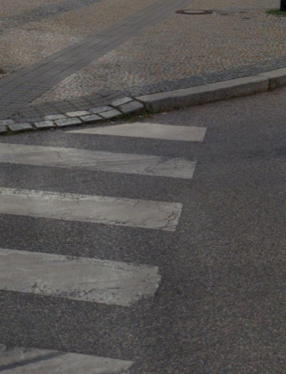 Nesnížený obrubník na přechodu – riziko zakopnutí (Praha 9)