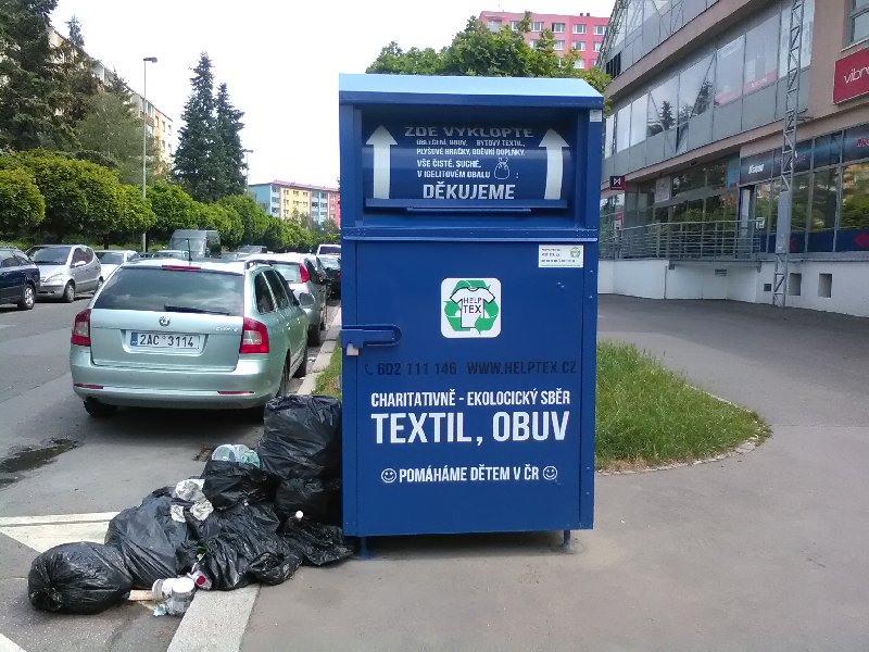 Odpadky u kontejneru na sběr šatstva v Jahodové ul.
