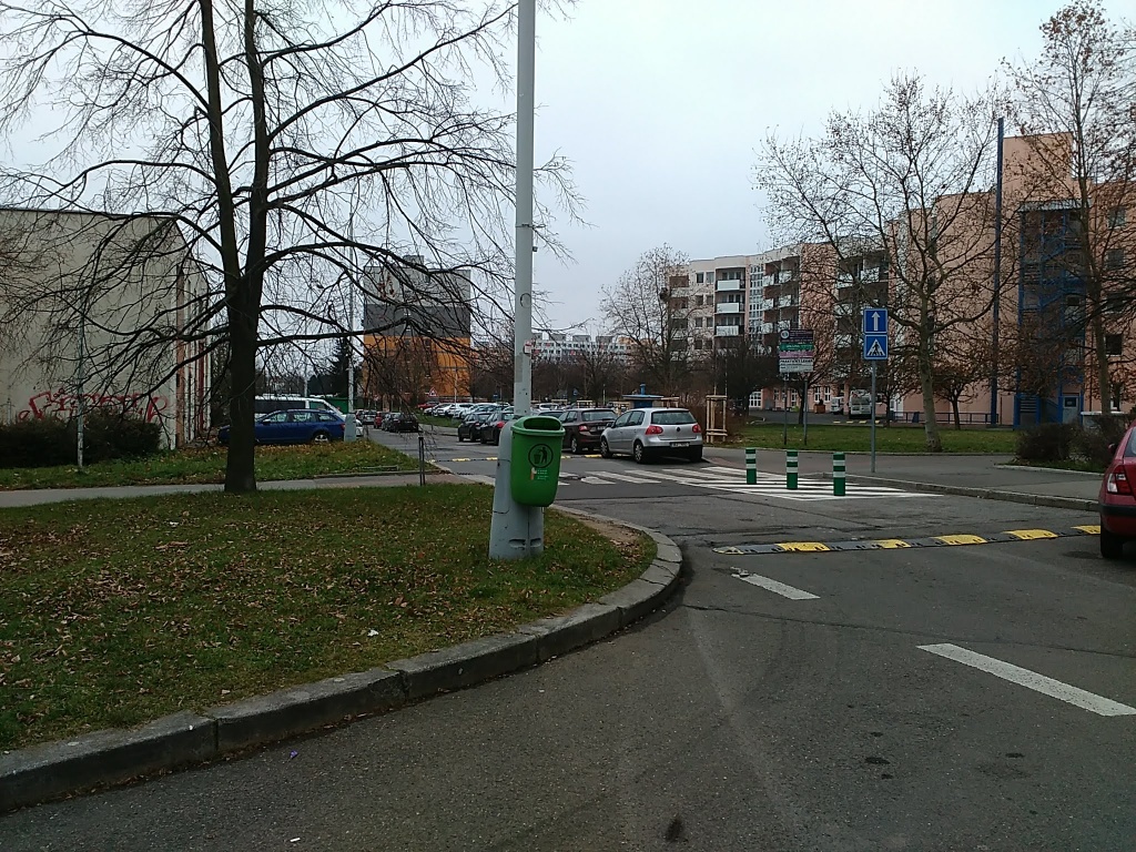 Nesmyslně umístěný odpadkový koš