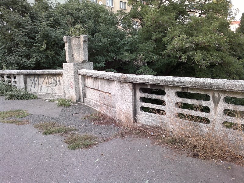 Mostek přes Botič v Petrohradské ulici