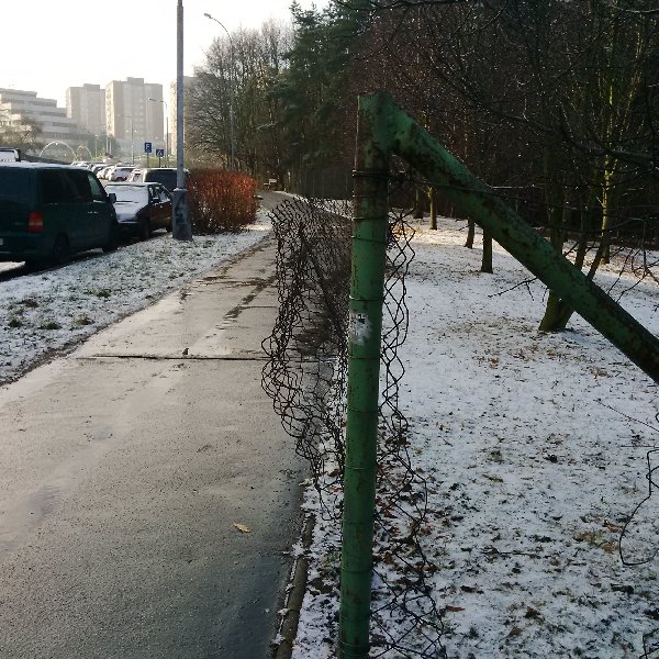 Pletivo+draty zasahujici do chodniku v urovni hlavy-Gabinova ul.