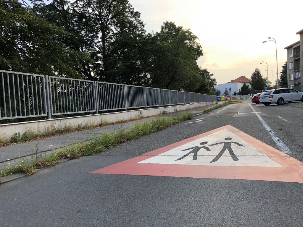 Chodník k ZŠ Na Šutce - obrubník