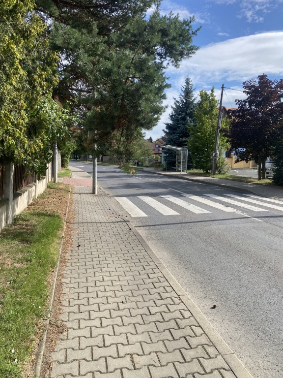 Překážka na chodníku v ulici k Šeberovu 