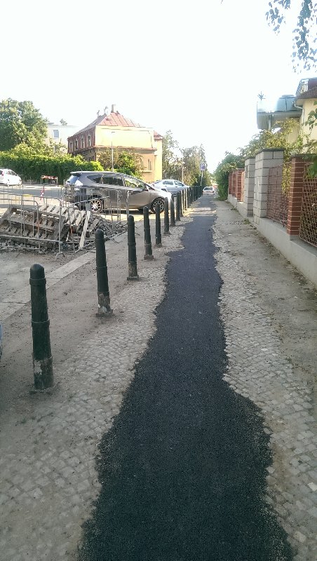 Kvalita opravy chodníku na křižovatce ulic na Podkovce a Na zlatnici