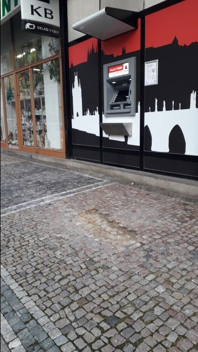 Rozbitý chodník v ulici Podolská, Praha 4