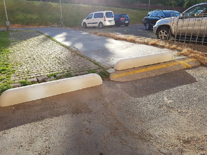 Znemožnění průchodu osob se zdravotním postižením, kočárků – Štúrova 