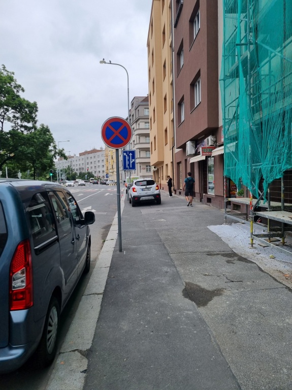 parkování na chodníku Ortenovo namesti 7