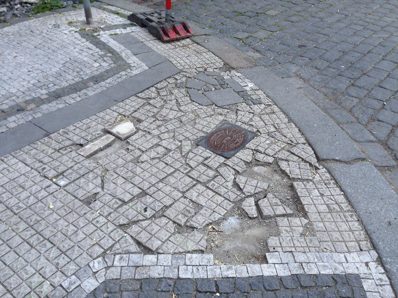 Zflikovaná dlažba na nároží v Jagellonské.