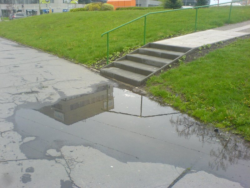 Louže na chodníku