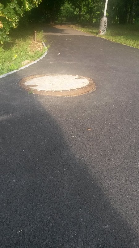 Poklop kanalu nad urovni chodniku, ul. Grussova, Praha 5