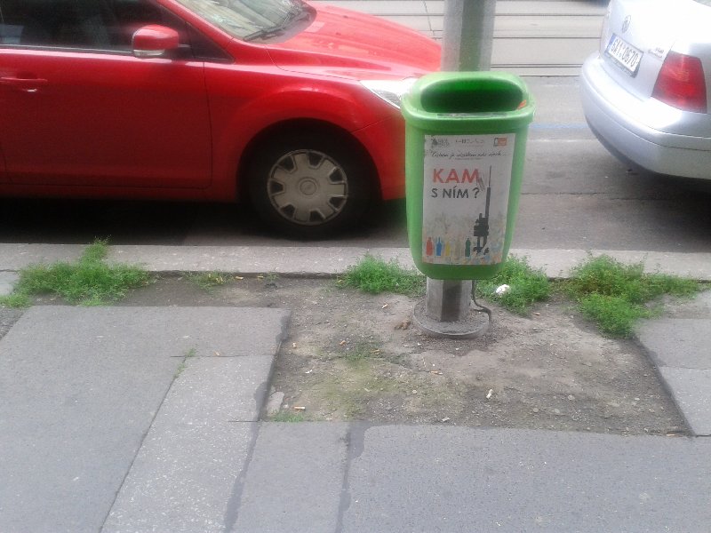Chybějící povrch chodníku na Vinohradské