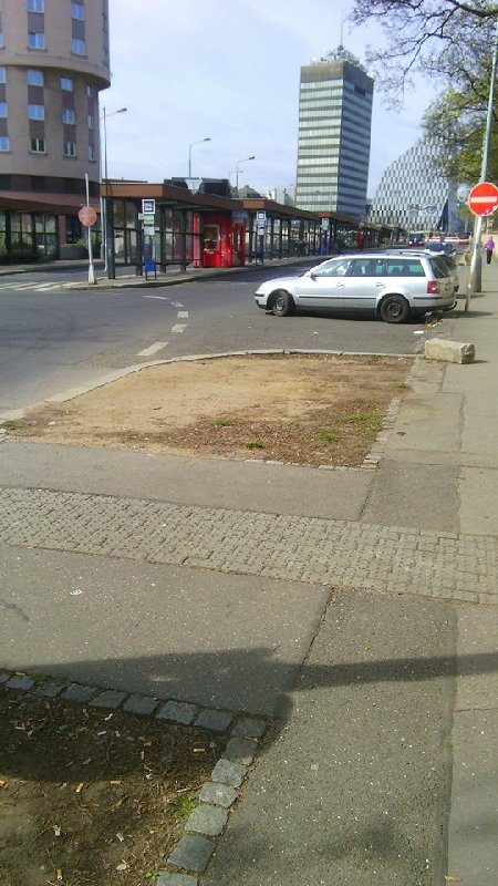 Parkování aut u terminálu Želivského na trávníku