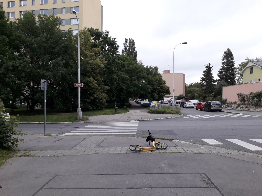 Nepřehledný přechod křižovatka Benkova x Donovalská