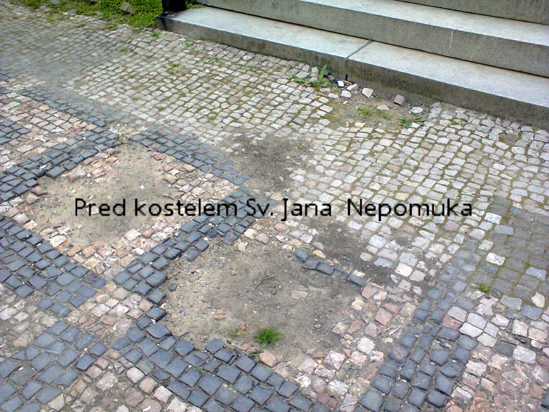 Rozbitý chodník před kostelem sv. Jana Nepomuckého. Praha Košíře