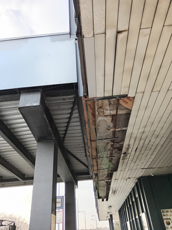 Zničená zastávka od holubů OC Krakov