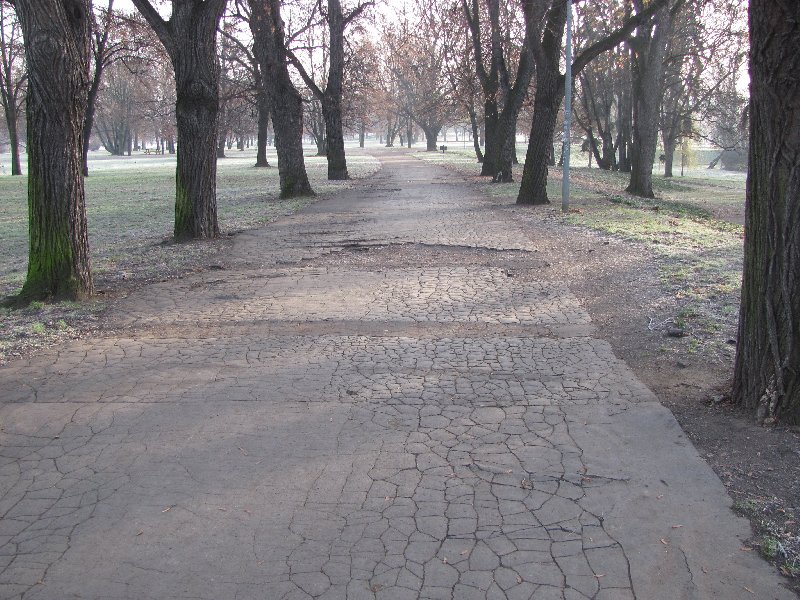 Rozbitá parková cesta v celé šířce