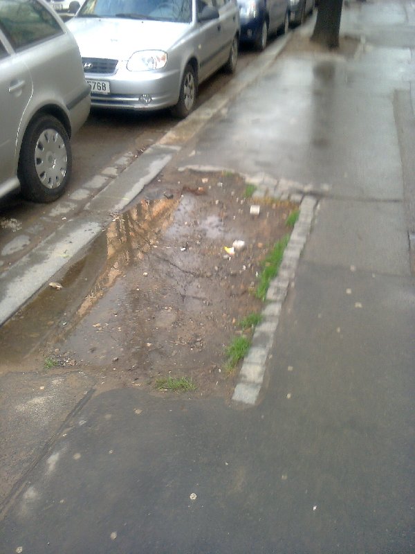 Neudržovaný chodník v Londýnské, Praha 2