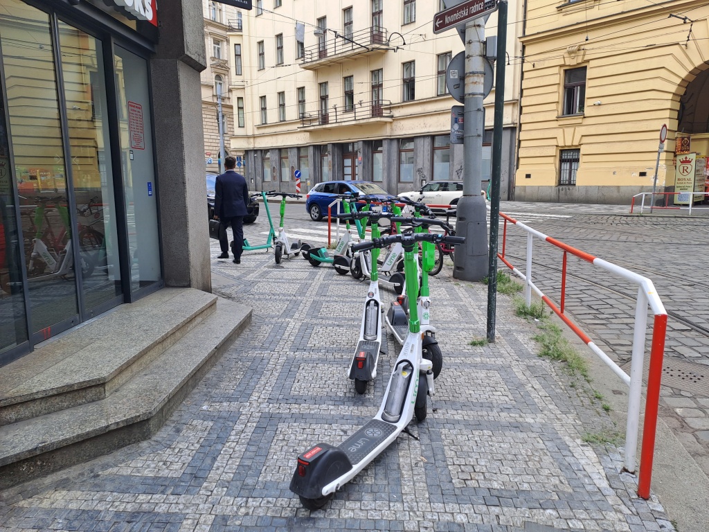 běžné parkování koloběžek na rohu Larské/Spálené