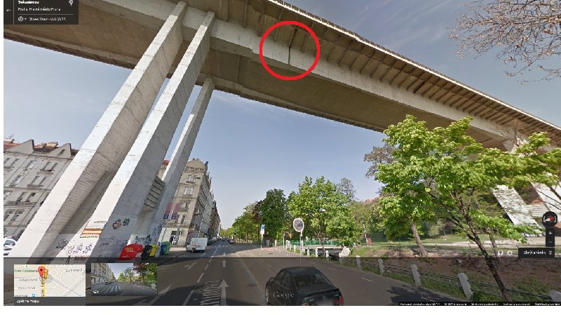 Únik odpadní vody z potrubí Nuselského mostu nad ulicí Sekaninov