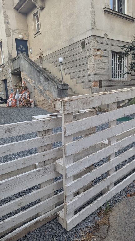 Stížnost - žalostný stav objektu v ulici Pravé Praha 4